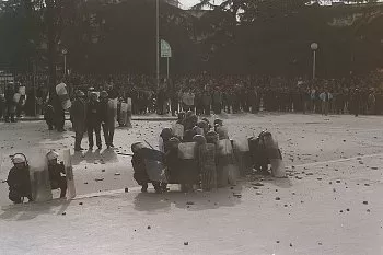 Demonstranter kastar stenar mot regeringsstyrkor. Foto: Baba King / Wikimedia Commons (Public domain)