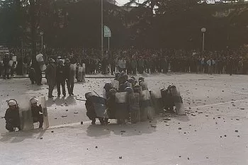Demonstranter kastar stenar mot regeringsstyrkor. Foto: Baba King / Wikimedia Commons (Public domain)