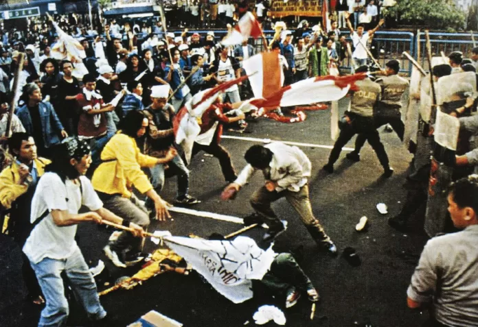 Studenter och polis drabbade samman i maj 1998. Foto: Ministry of Defense of the Republic of Indonesia / Wikimedia Commons (Public domain).