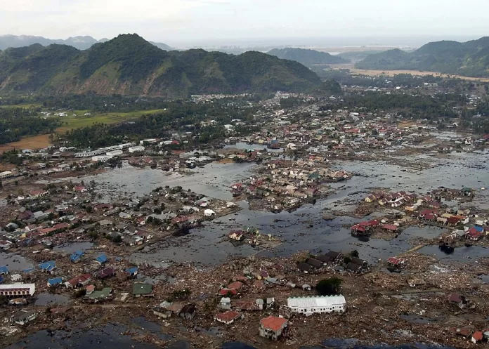 En by nära Sumatra ligger i ruiner efter tsunamin som drabbade Sydostasien. Foto: U.S. Navy photo by Photographer's Mate 2nd Class Philip A. McDaniel / Wikimedia Commons (Public domain)