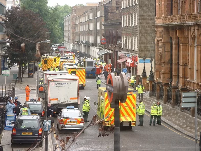 Ambulanser vid Russell Square, London efter bombningarna 2005. Foto: Francis Tyers / Wikimedia Commons (CC BY-SA 3.0)