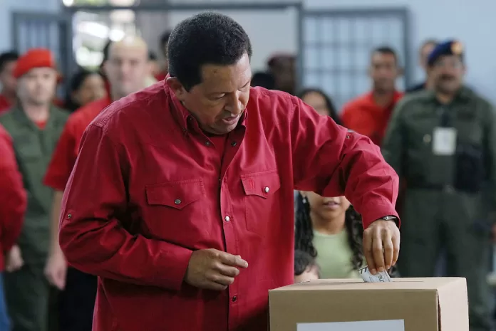 Hugo Chávez lägger sin röst, december 2007. Foto: Wilson Dias/ABr / Wikimedia Commons (CC BY 3.0 BR)