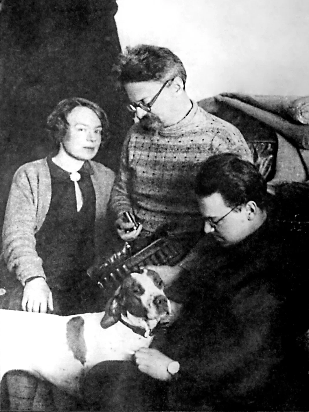 Leon Sedov (till höger) med föräldrarna Natalja Sedova och Lev Trotskij i exil, 1928. Foto: Public domain.