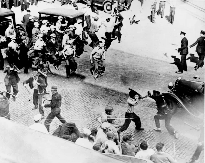 Gatustrider mellan polis och strejkande arbetare i juni 1934. Foto: Wikimedia Commons (Public domain)
