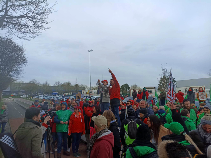 På detaljshandelsföretaget Delhaize har tusentals arbetare gått ut i strejk. Foto: marxiste.be