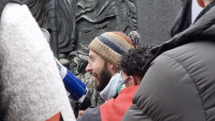 Fredrik från Revolution talade vid demonstrationen i Stockholm till stöd för Palestina. Foto: Revolution