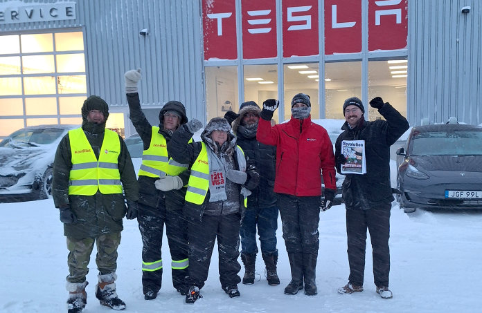 Kamraterna besökte strejklinjen på Tesla i Umeå. Foto: Revolution