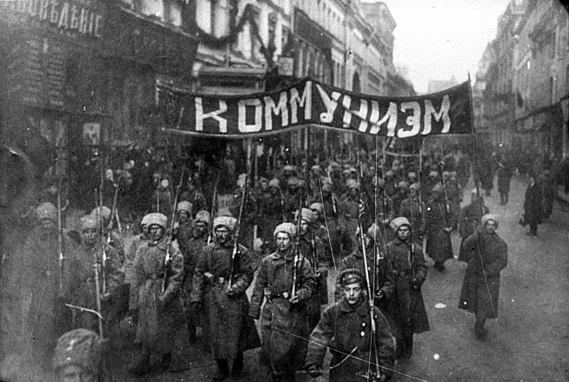 Soldater bär banderoll med ”Kommunism” under revolutionen 1917. Foto: Wikimedia Commons