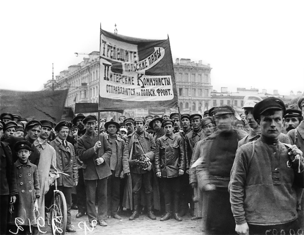 Kommunistiska
volontärer på väg till fronten i kriget mot Polen.
