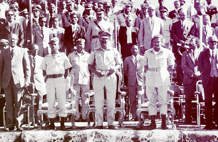 De väpnade styrkornas samordningskommitté under revolutionen 1974.