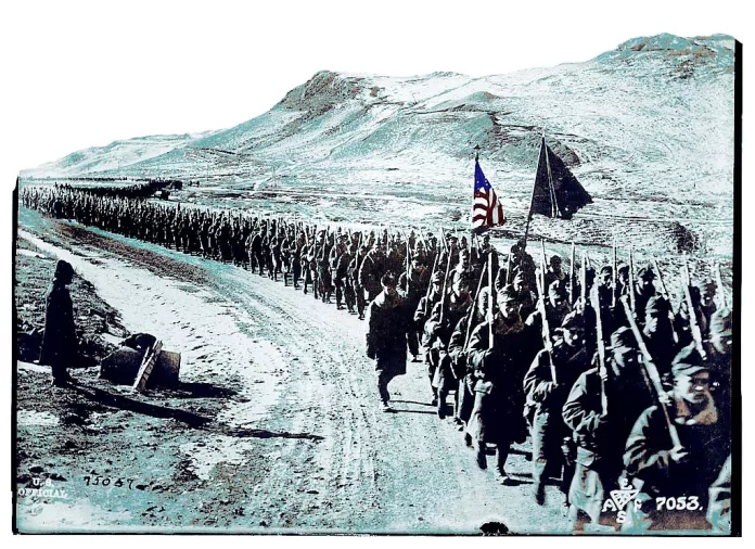 Amerikanska soldater från 31:a infantriet marscherar nära Vladivostok, Ryssland, 27 april 1919