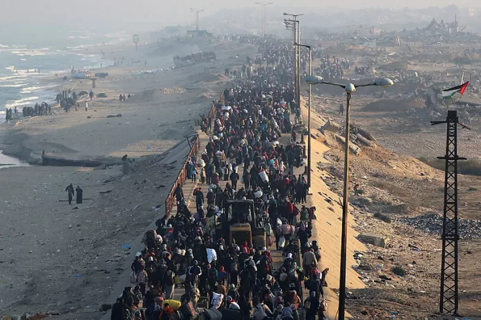 Displaced Palestinians during their journey back to Gaza and the north via Al-Rasheed Street. © 2025 UNRWA Photo by Ashraf Amra