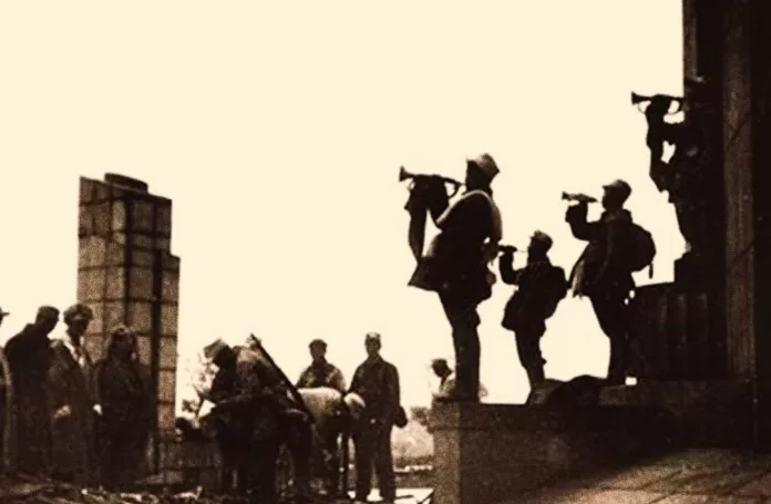 PLA_in_the_aftermath_of_the_Siege_of_Changchun Folkets befrielsearmé firar segern efter den fyra månader långa belägringen av Changchun, den största staden i Manchuriet och ett av högkvarteren för Chiangs armé, i oktober 1948.