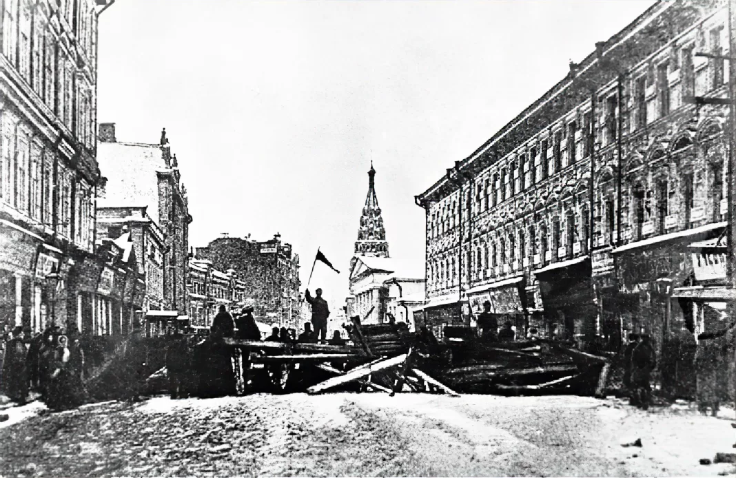 Barrikader under upproret i Moskva, 25 december 1905.
Bild: Public domain