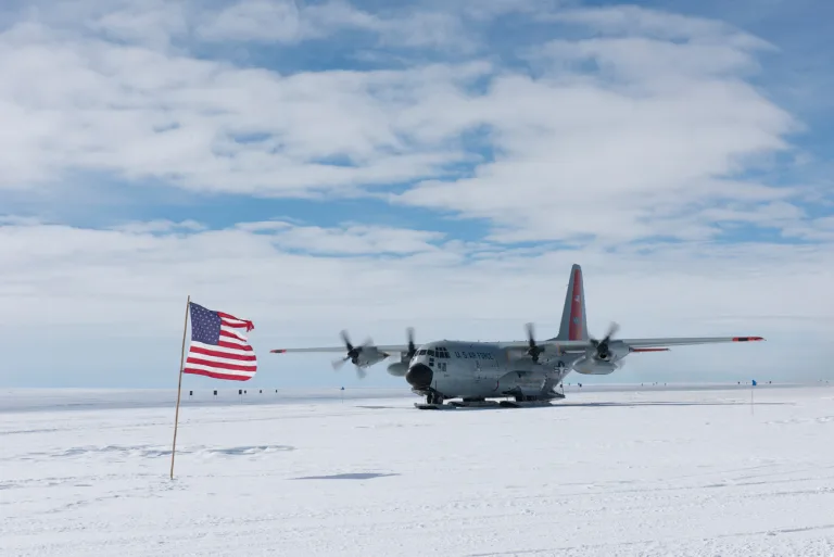 Det danska etablissemanget säljer in det nya avtalet som en seger för kungariket, men den danska staten har sålt ut grönländarna till amerikansk imperialism.